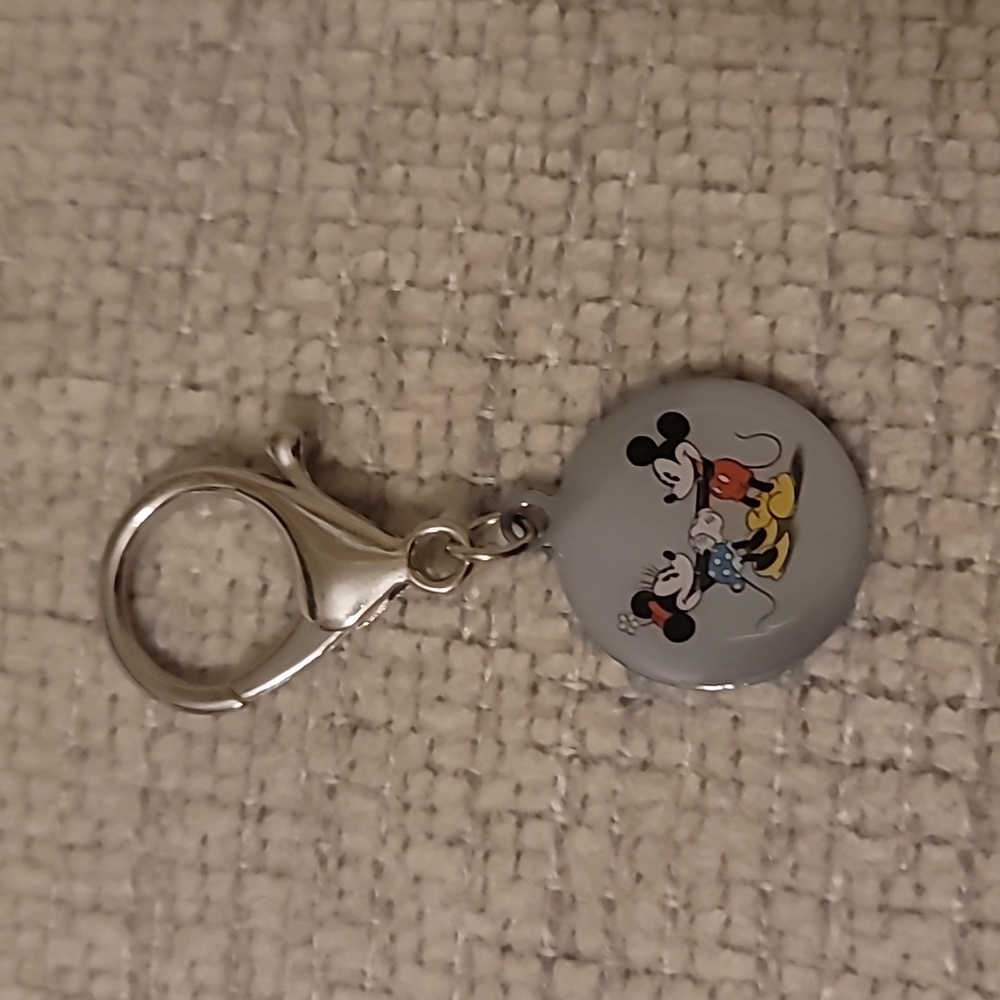 NEW Disney Mickey Mouse And Minnie Mouse Limited Edition Keychain 🐭